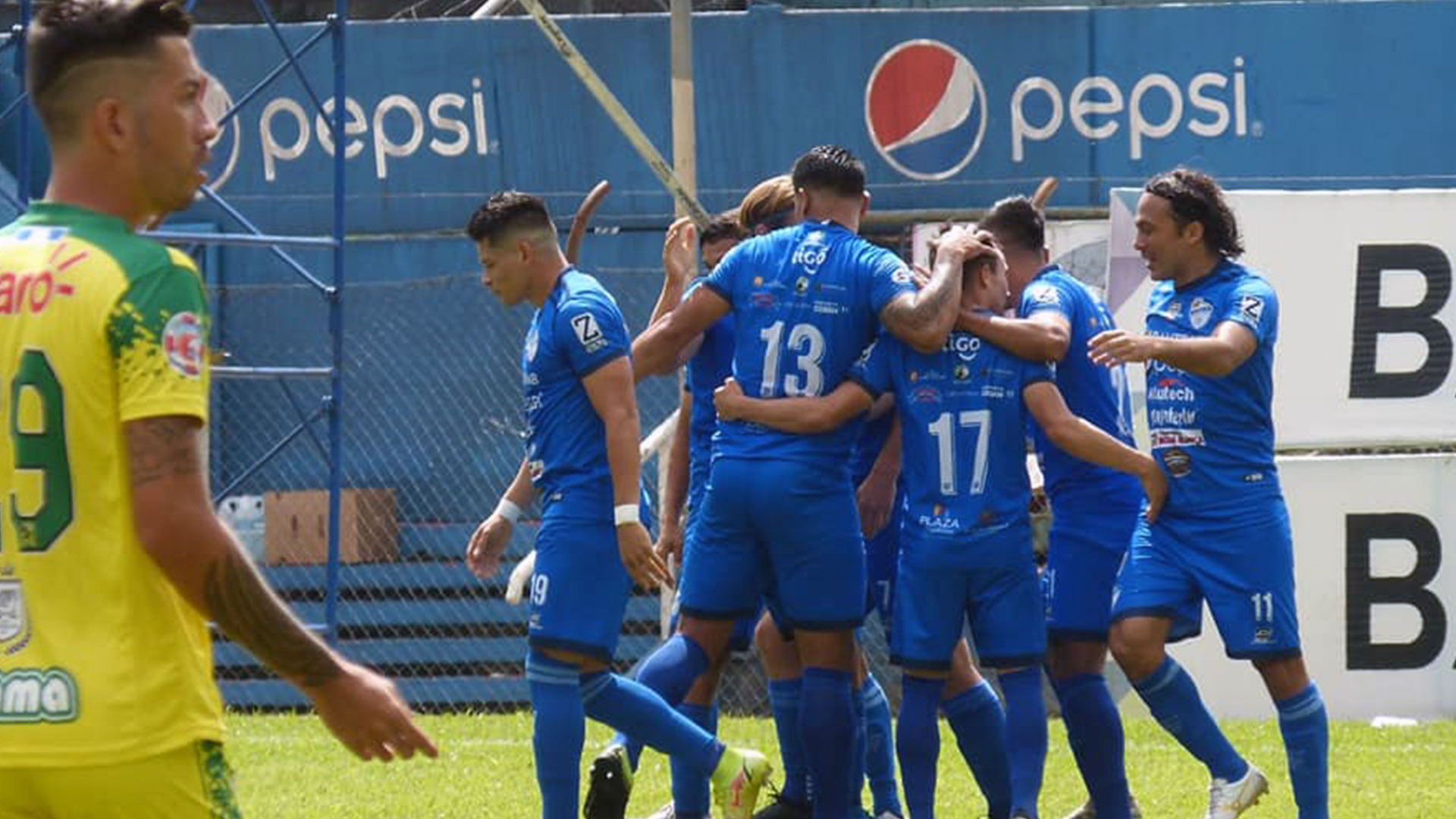 Los futbolistas de Cobán Imperial festejan el 2-0 conseguido por Robin Betancourth ante Nueva Concepción. (Foto Prensa Libre: Liga Nacional Facebook)