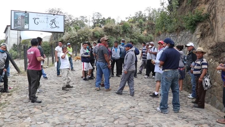 Durante la pandemia muchas comunidades han impuesto medidas para controlar el virus, muchas veces sin ningún control de la autoridad municipal. (Foto Prensa Libre: Hemeroteca PL)