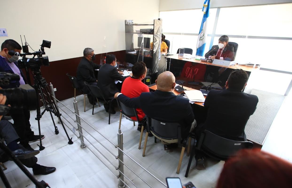 Manuel Salas Pérez, comerciante señalado de agredir a un PMT que le colocó un cepo en la zona 13, en la audiencia en el Juzgado de Turno de Torre de Tribunales. (Foto Prensa Libre: Carlos Hernández)