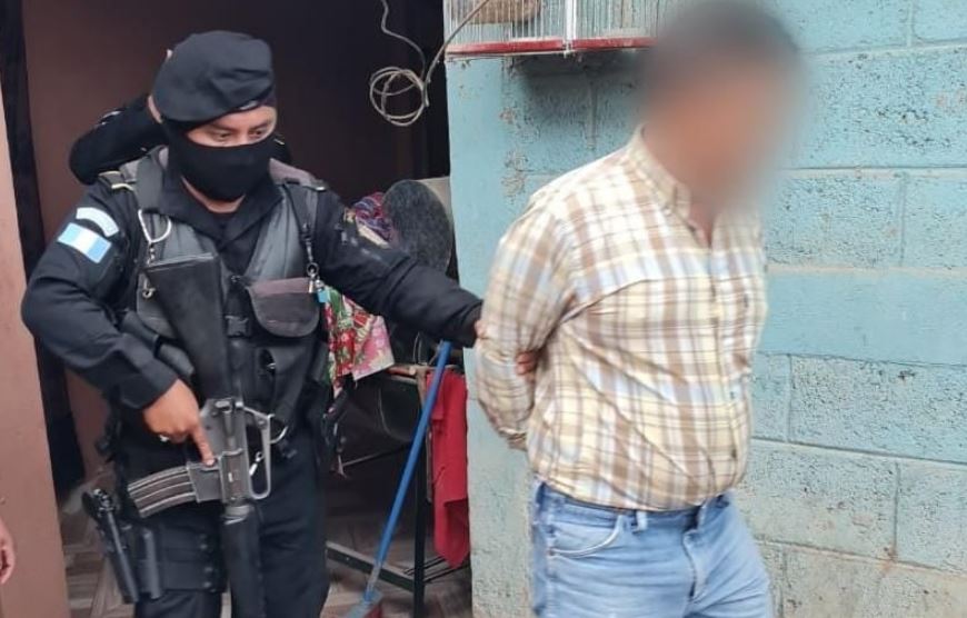 Uno de los coyotes capturados en los operativos de Huehuetenango. (Foto Prensa Libre: PNC)