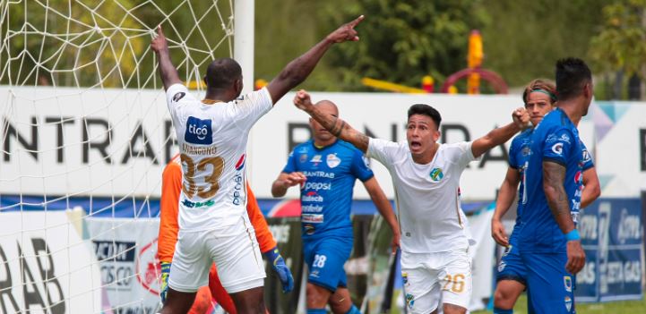 Así festejaron los jugadores de Comunicaciones en Cobán. (Foto Prensa Libre: Twitter @CremasOficial)