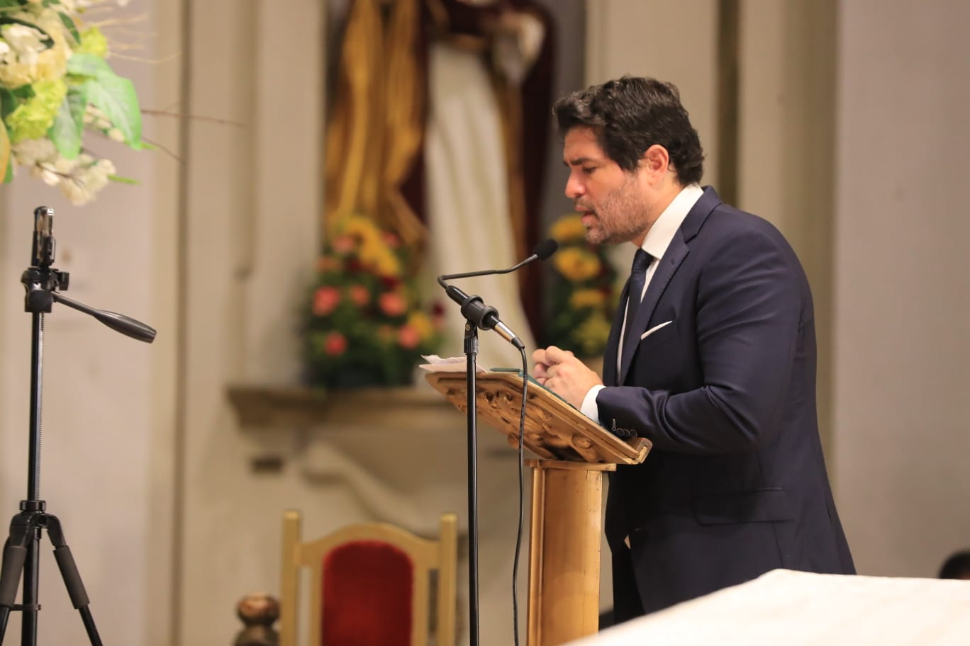 Verástegui reza el Rosario en el Templo de Santo Domingo y Visita a la Virgen del Rosario, patrona de Guatemala. (Foto Prensa Libre: Byron García)