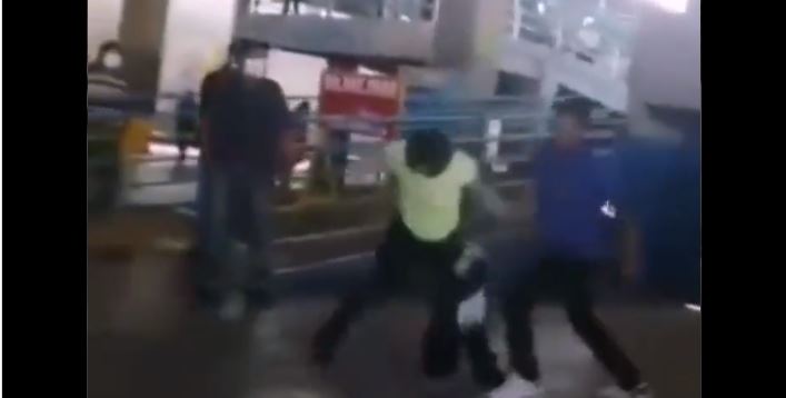 Pelea entre ayudante de bus y agente de la Municipalidad de Guatemala