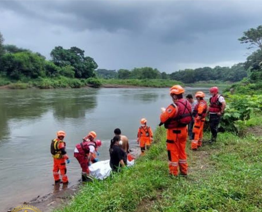 La niña de 10 años había sido arrastrada por la corriente del río Tzununá el jueves pasado. (Foto Prensa Libre: Bomberos Voluntarios)