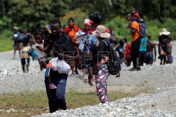 Las detenciones en puntos fronterizos de México y Estados Unidos continúan, a pesar de las advertencias de que no se permitirá el paso de migrantes. (Foto Prensa Libre: EFE)