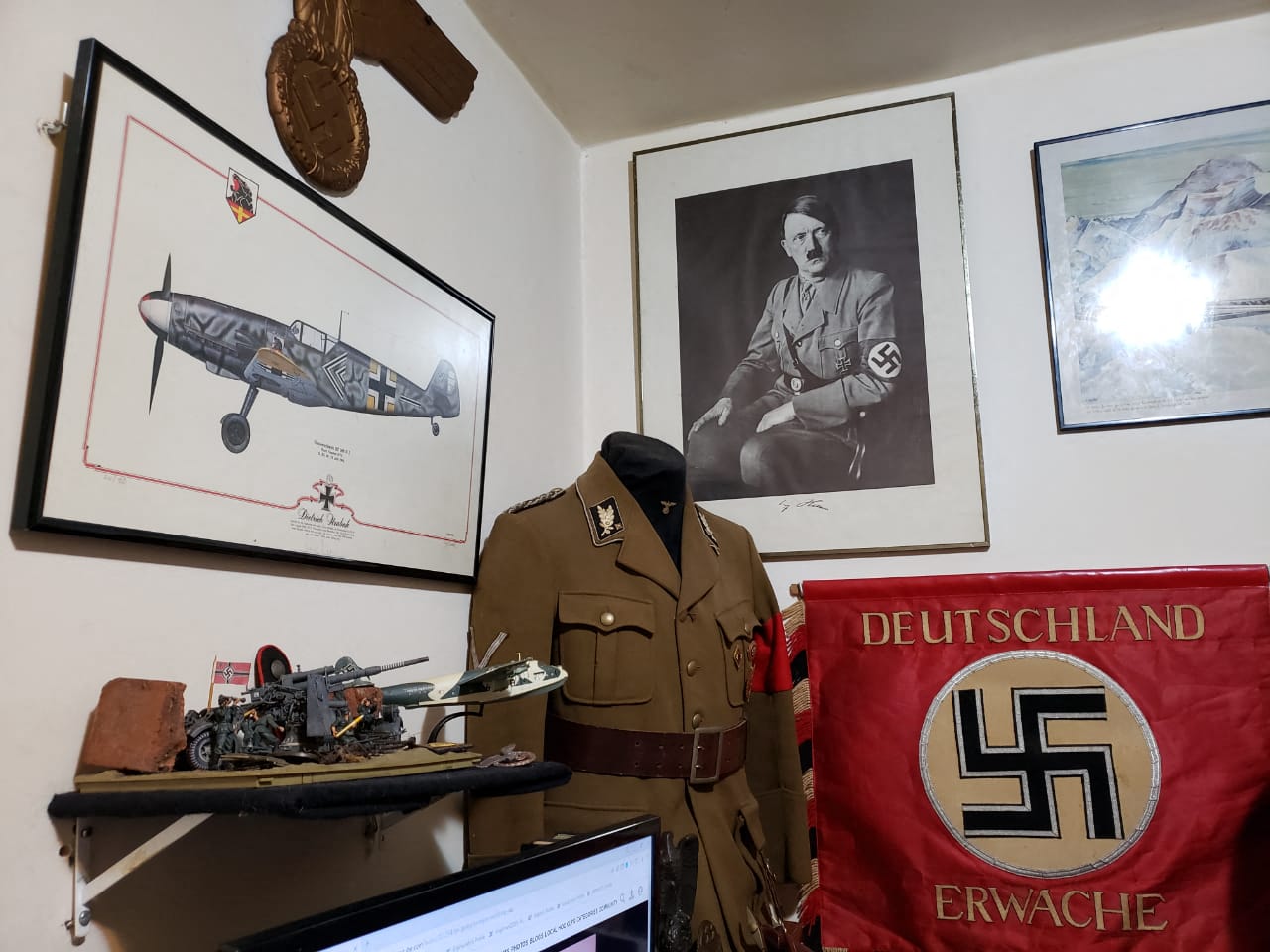 La Policía Civil de Río de Janeiro que muestra uniformes nazis, fotografías, banderas y documentos encontrados dentro de la casa de un hombre sospechoso de violar a un niño de 12 años en el barrio Vargem Grande, Río de Janeiro. Brasil. (Foto Prensa Libre: Policía Civil Río de Janeiro / AFP)