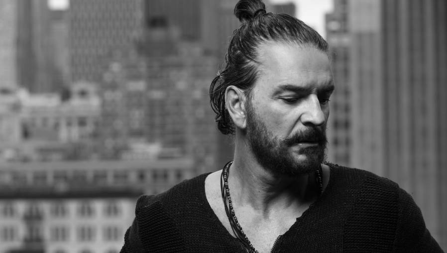 Ricardo Arjona promociona “De la ilusión al miedo”, tema que forma parte del álbum “Negro”. (Foto Prensa Libre: Cortesía Metamorfosis)