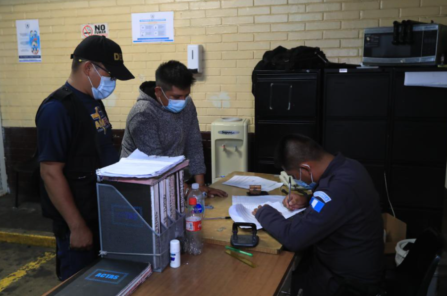 El manifestante ya cumplió cuatro días detenido en los sótanos de tribunales. Fotografía: Prensa Libre. 