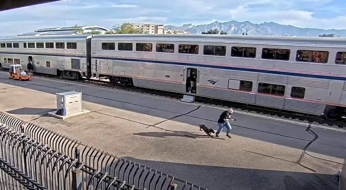 Un agente durante la balacera en un tren de Amtrak en Tucson, Arizona. (Foto Prensa Libre: Captura de video de YouTube del canal Virtual Railfan) 
