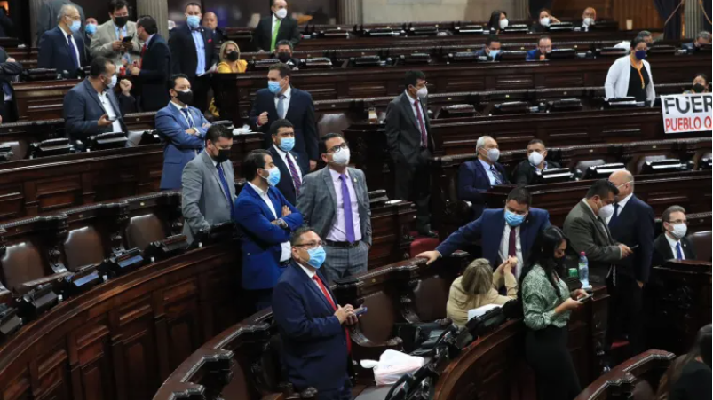 La alianza oficialista consiguió ratificar en un solo debate, pero no de urgencia nacional, la ratificación del Estado de Sitio en El Estor. Fotografía: Prensa Libre. 