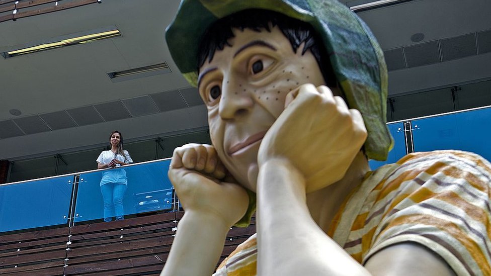 El Chavo del 8 es uno de los personajes emblemáticos de la televisión mexicana. En Colombia hay una estatua en honor al personaje.