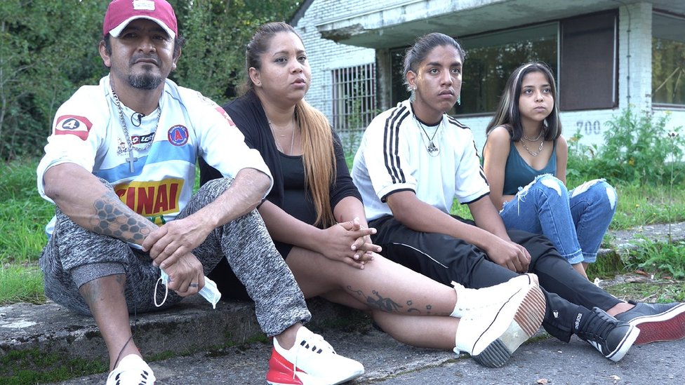 Roberto Lara, Reina y los hijos de ella, Justin (15) y Astrid (14) en el centro de Fedasil donde viven temporalmente en el sur de Bélgica.