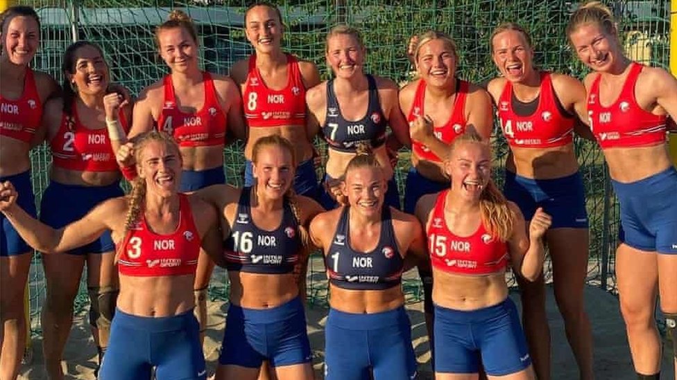 La selección noruega femenina de balonmano de playa que fue multada por no utilizar la parte baja del bikini como lo exigía el reglamento.