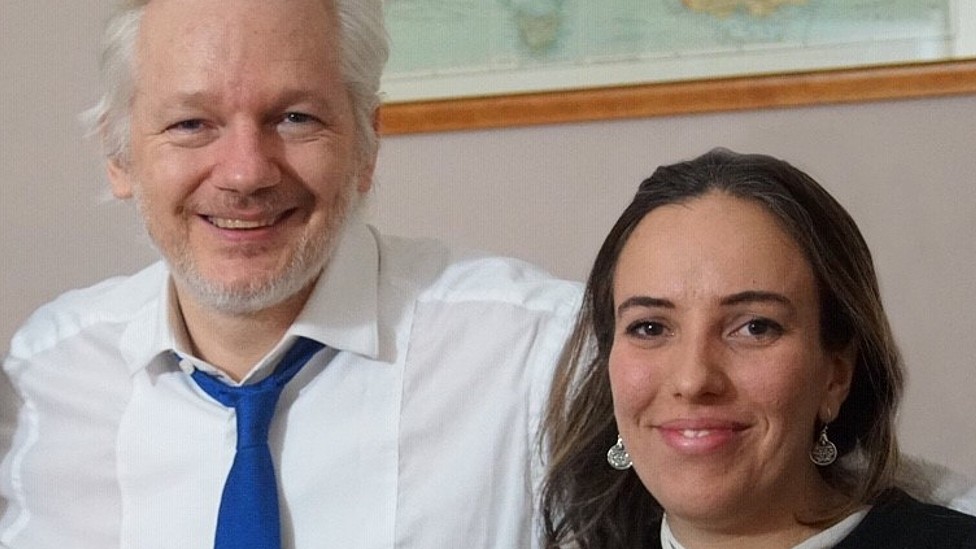 Julian Assange y Stella Moris en una foto de archivo tomada en la Embajada de Ecuador en Londres.