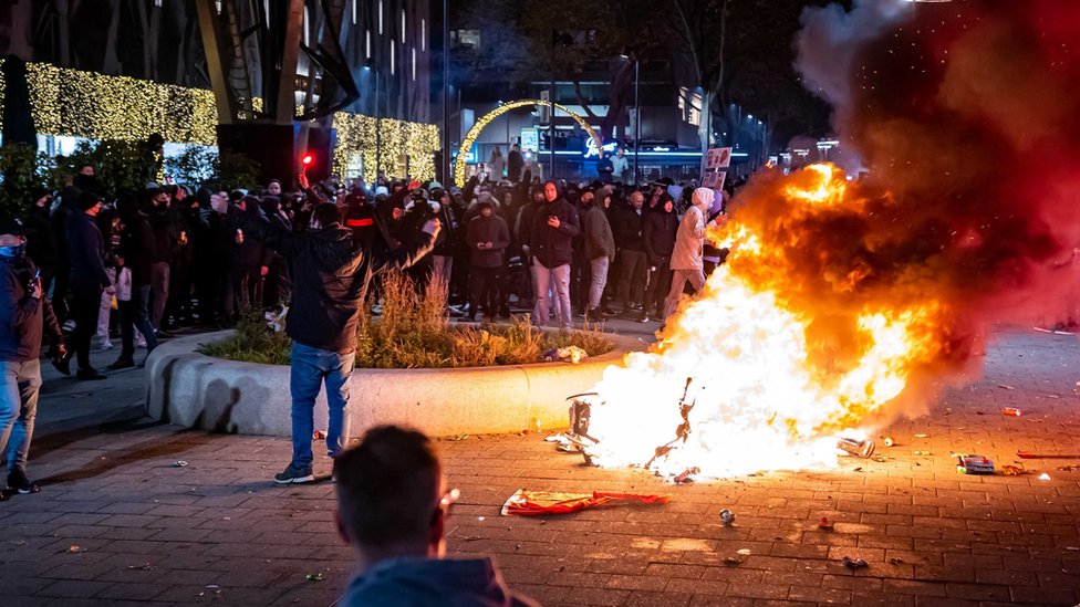 Manifestantes prendieron fuego a neumáticos en la principal zona comercial de Rotterdam. EPA