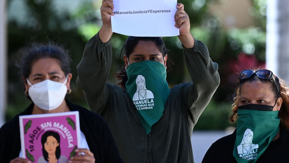 Representantes del Colectivo Feminista asisten a a la audiencia de la Corte Interamericana de Derechos Humanos en marzo de 2021. Getty Images