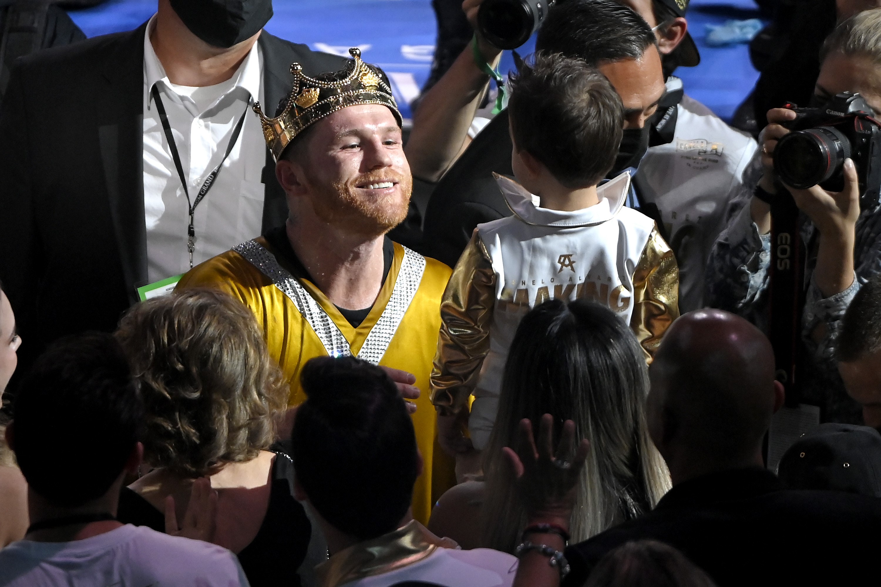 Canelo Alvarez celebrando su victoria ante Caleb Plant en el MGM Grand Garden Arena de Las Vegas, Nevada. (Foto Prensa Libre: AFP)