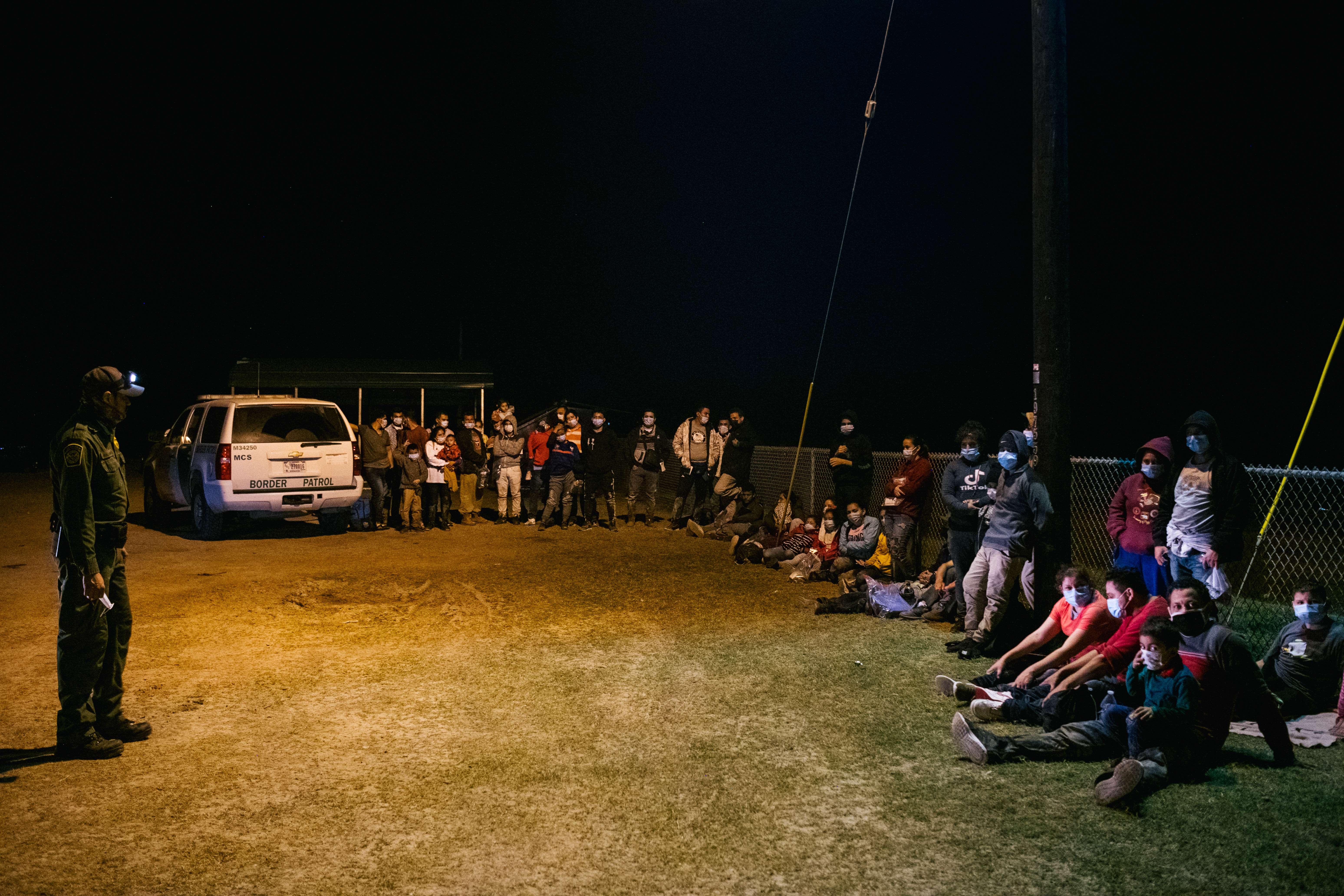 Migrantes ilegales llegan a Texas para entregarse a las autoridades de ese país. (Foto Prensa Libre: AFP)