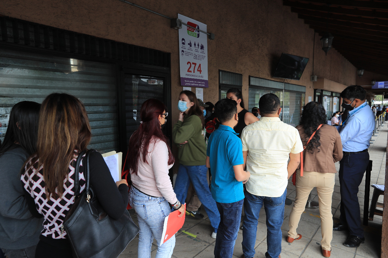 Guatemaltecos llegan al Centro de Emisión de Pasaporte en la capital. (Foto Prensa Libre: Byron García)