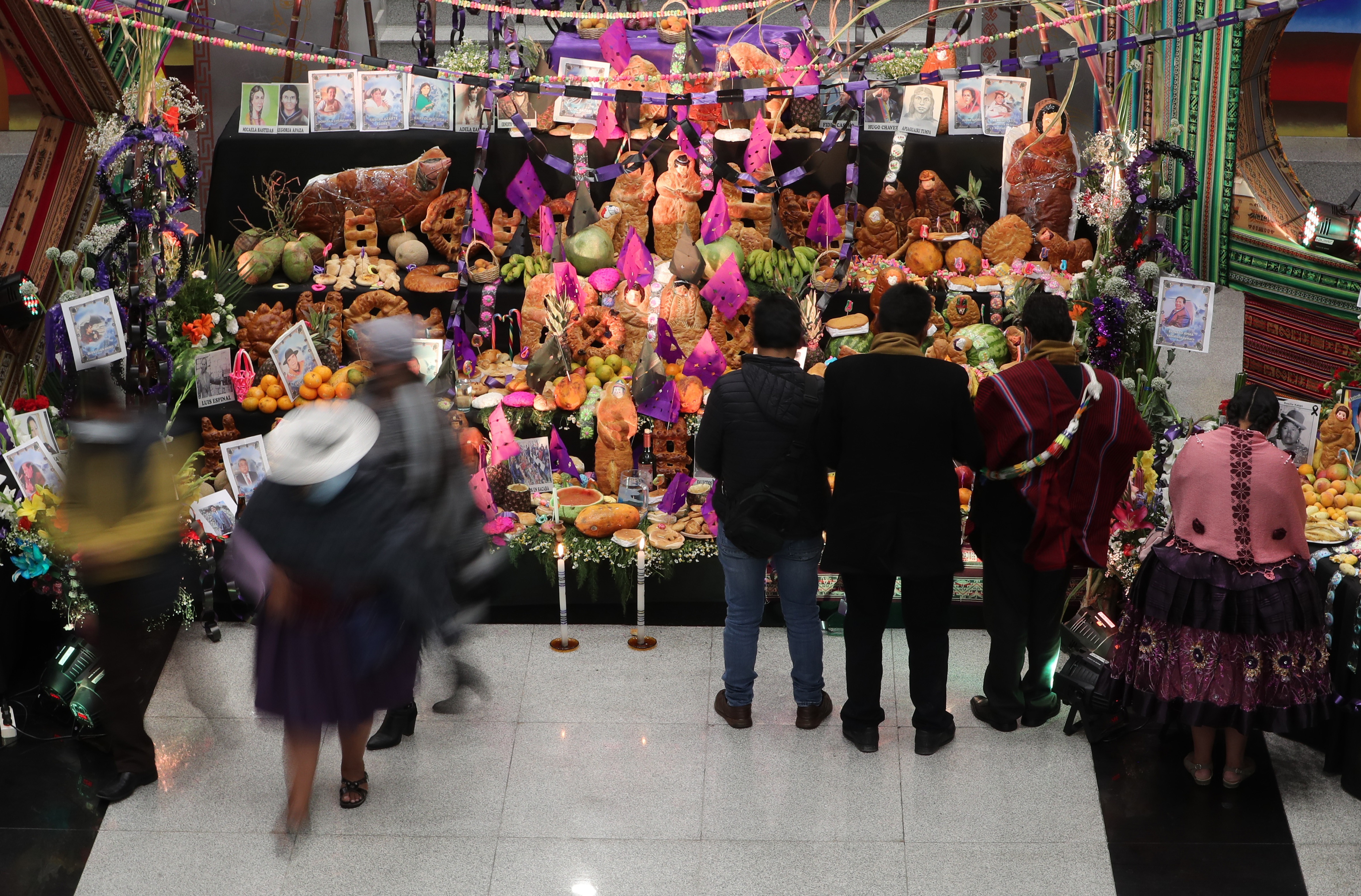 América recordó a los casi 2.3 millones de personas que han fallecido en la región como consecuencia del coronavirus este 1 de noviembre, cuando se conmemora el Día de Todos los Santos. (Foto Prensa Libre: EFE) 