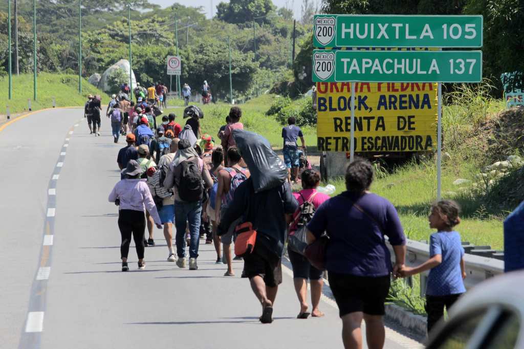 Los migrantes intentan llegar a la frontera con EE. UU. y piden al gobierno mexicano que no los detenga. (Foto Prensa Libre: EFE)