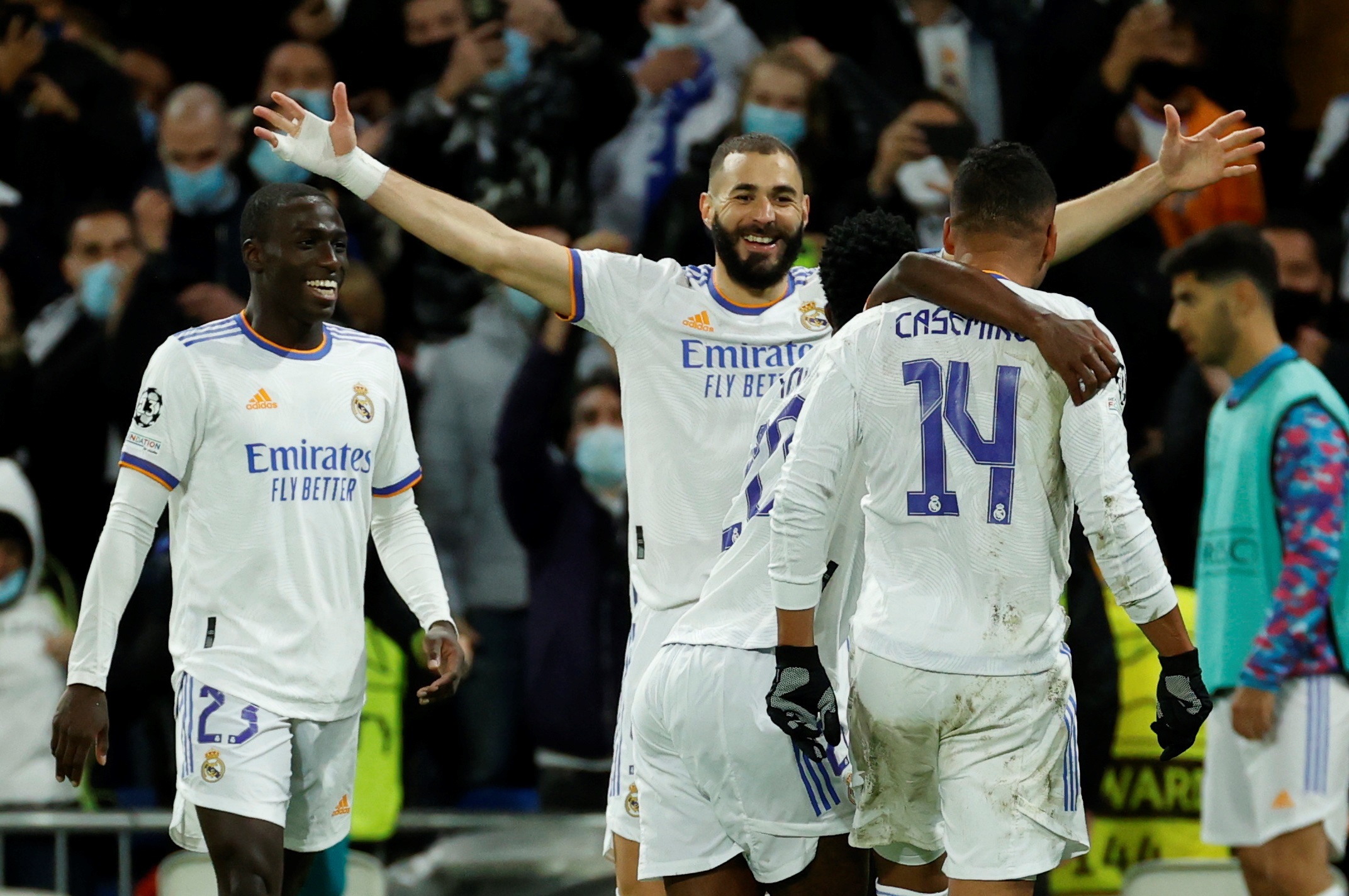 El delantero francés del Real Madrid Karim Benzema (c) celebra su segundo gol durante el partido entre el Real Madrid y el Shakhtar Donetsk, de la cuarta jornada de la fase de grupos de la Champions League, este miércoles 3 de noviembre en el estadio Santiago Bernabéu. Foto Prensa Libre: EFE.