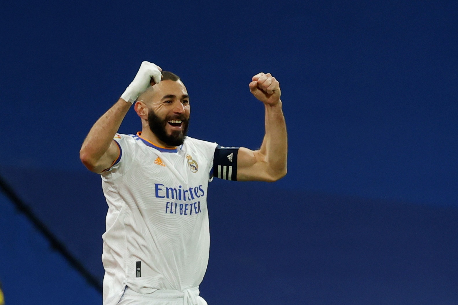 El delantero francés del Real Madrid, Karim Benzema celebra el segundo gol de su equipo durante el encuentro ante el Rayo Vallecano. (Foto Prensa Libre: EFE)