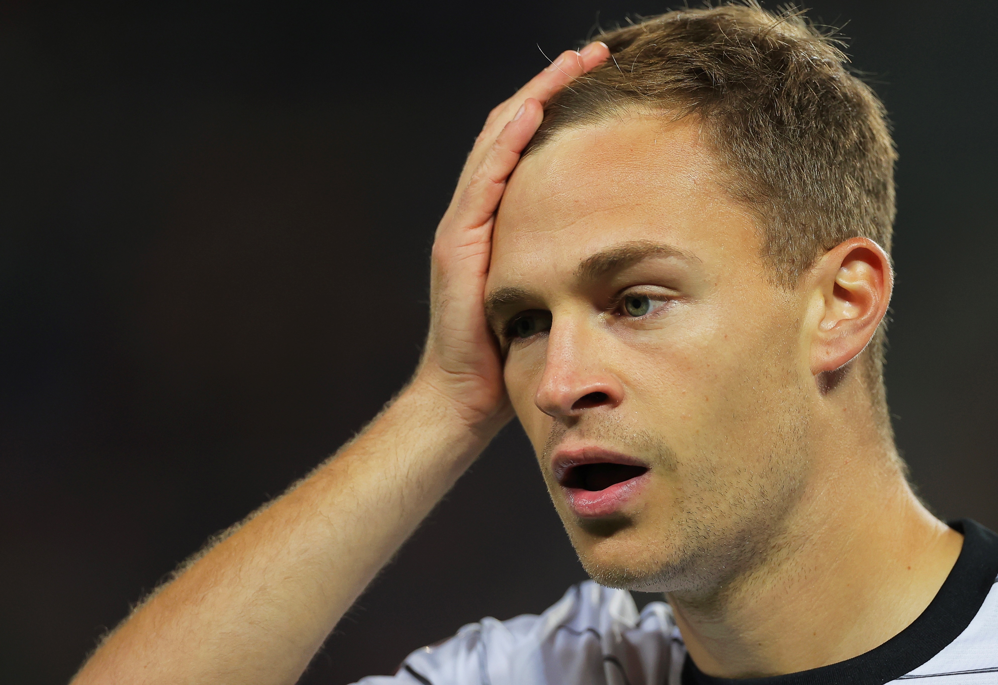 El alemán Joshua Kimmich reacciona en el partido contra Macedonia del Norte. (Foto Prensa Libre: EFE)