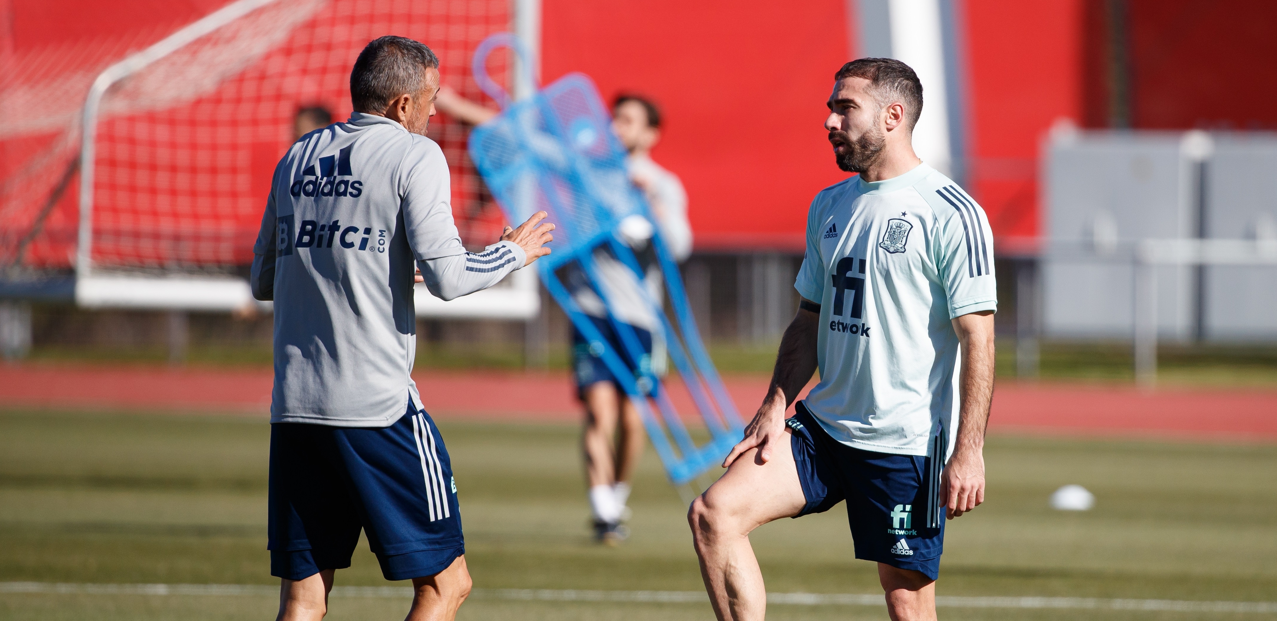 El seleccionador español Luis Enrique Martínez (i) conversa con el futbolista Jordi Alba (d) durante el entrenamiento del combinado español en la Ciudad del Fútbol este martes en Las Rozas, Madrid. (Foto Prensa Libre: EFE)