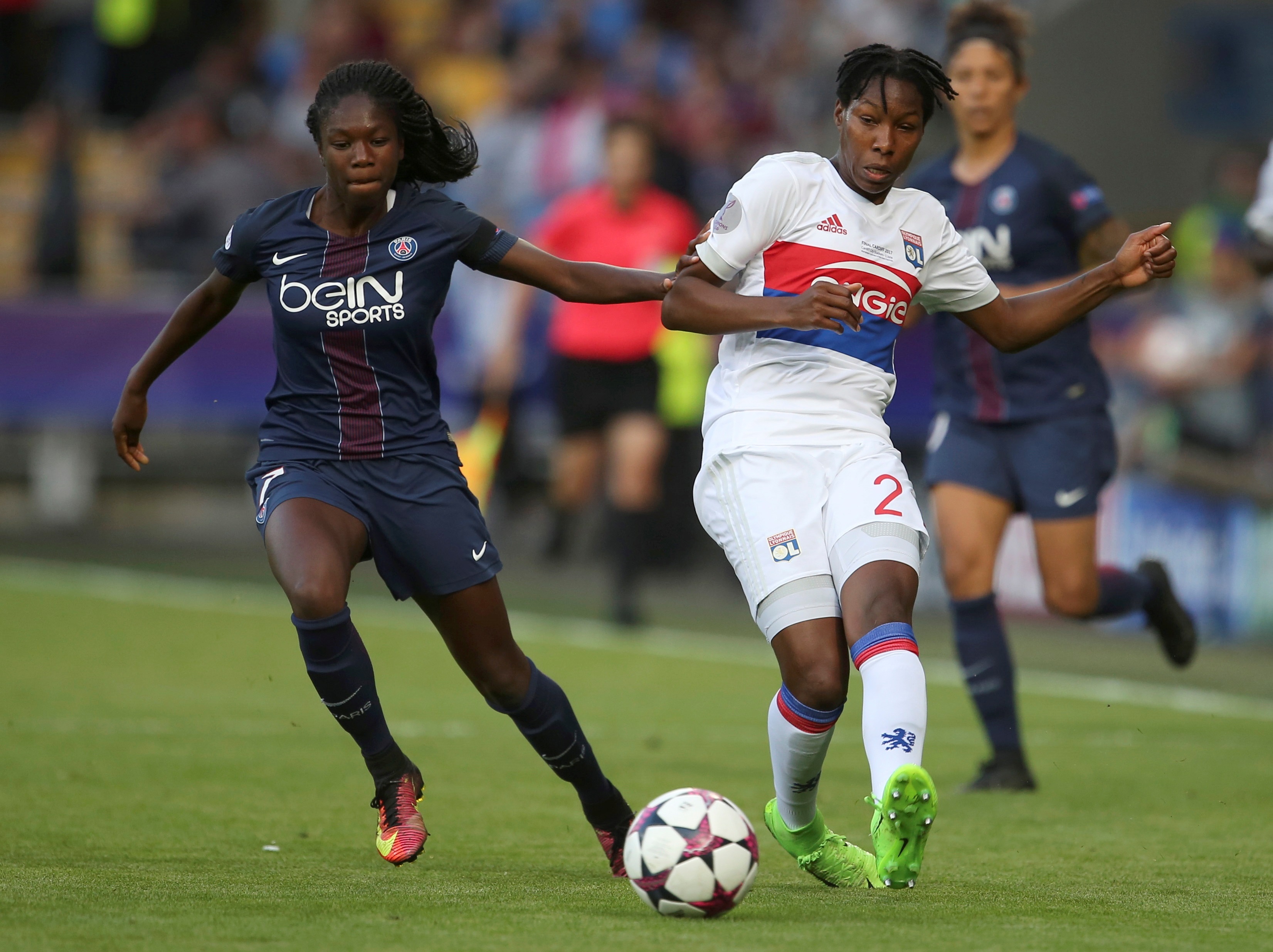 La jugadora del PSG Aminata Diallo (I) durante un partido de Champions League en 2017. Por ahora Diallo está bajo custodia y la investigan por haber mandado a golpear a una compañera de equipo. Foto Prensa Libre: EFE.