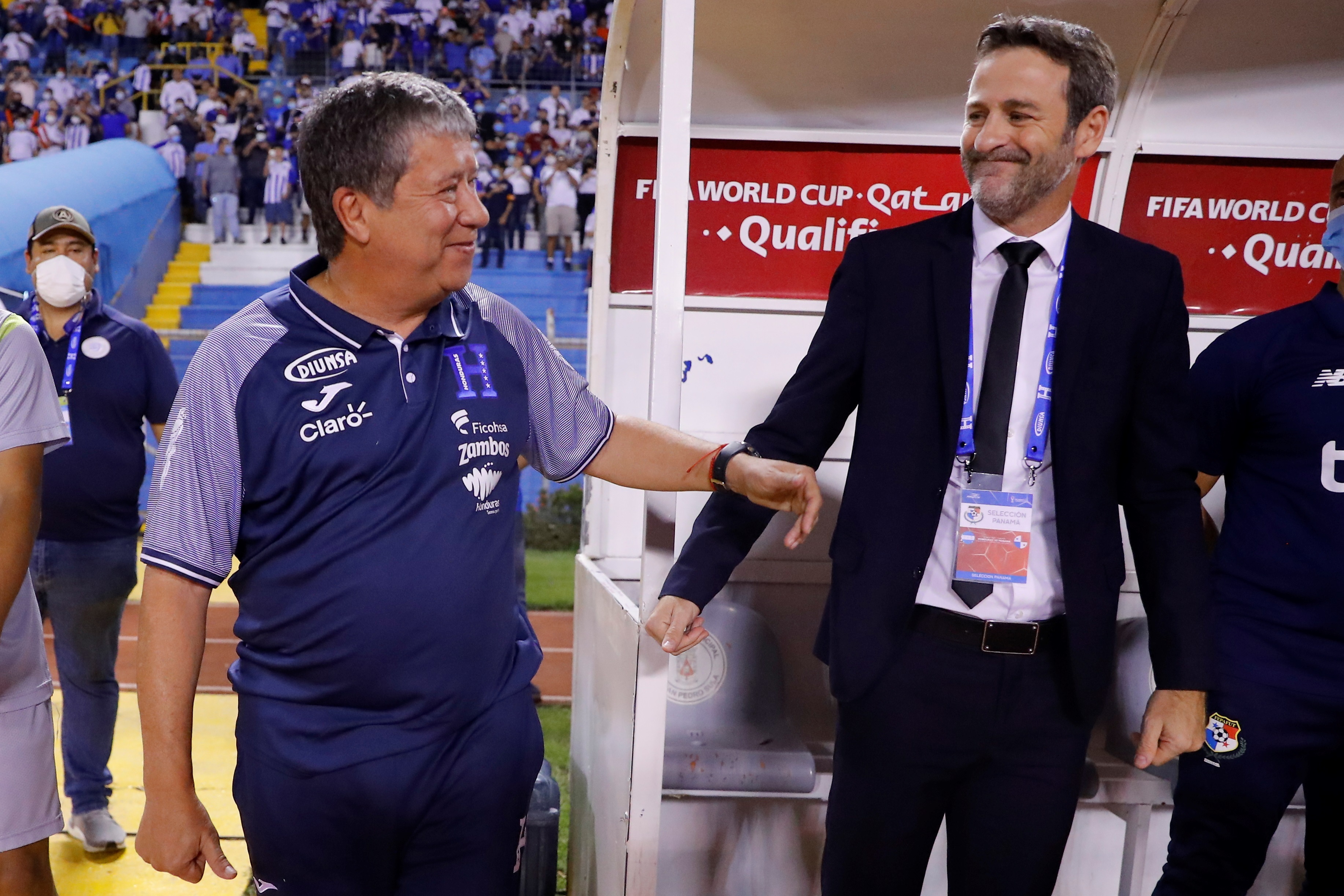 El  entrenador Hernán Darío Gómez (i) de Honduras saluda a su colega de Panamá Thomas Christiansen en el partido de las eliminatorias de la Concacaf para el Mundial de Qatar 2022 en el estadio Olímpico Metropolitano en San Pedro Sula (Honduras). Foto Prensa Libre: EFE.