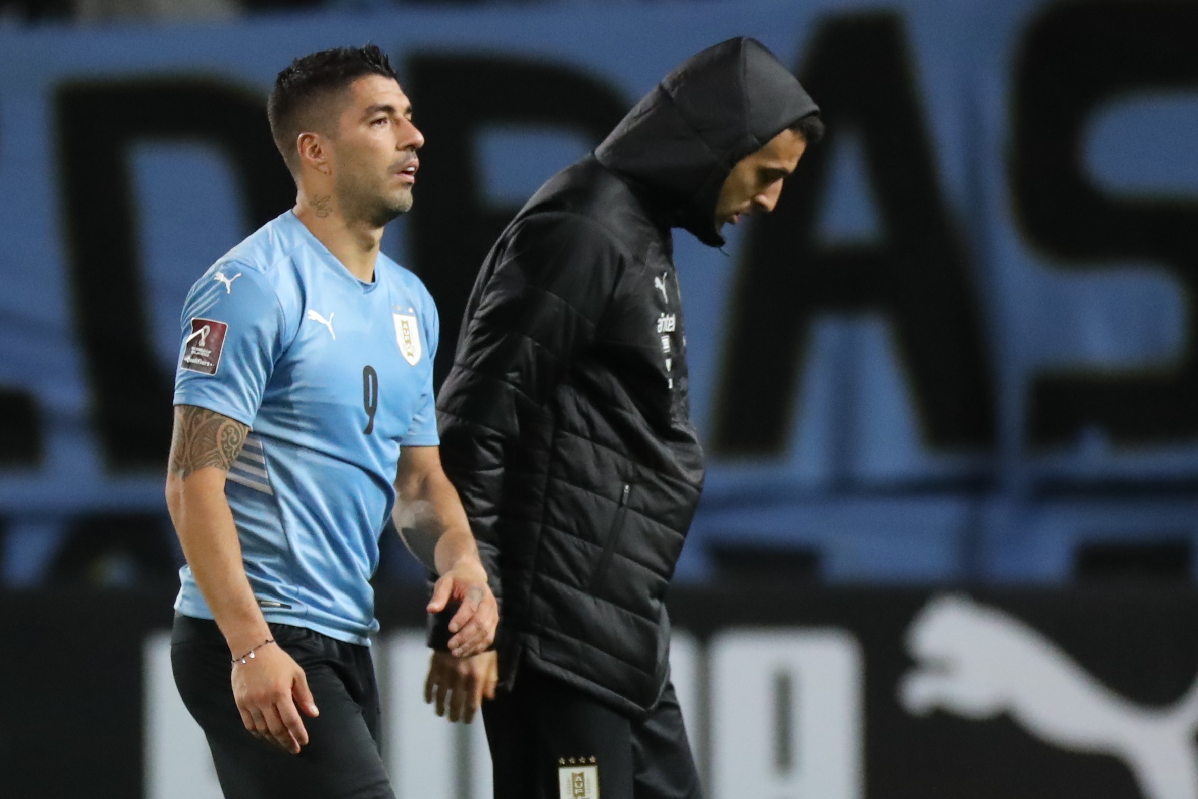 Luis Suárez (i) de Uruguay sale del campo al final del partido ante Argentina en el estadio Campeón del Siglo en Montevideo. (Foto Prensa Libre: EFE)