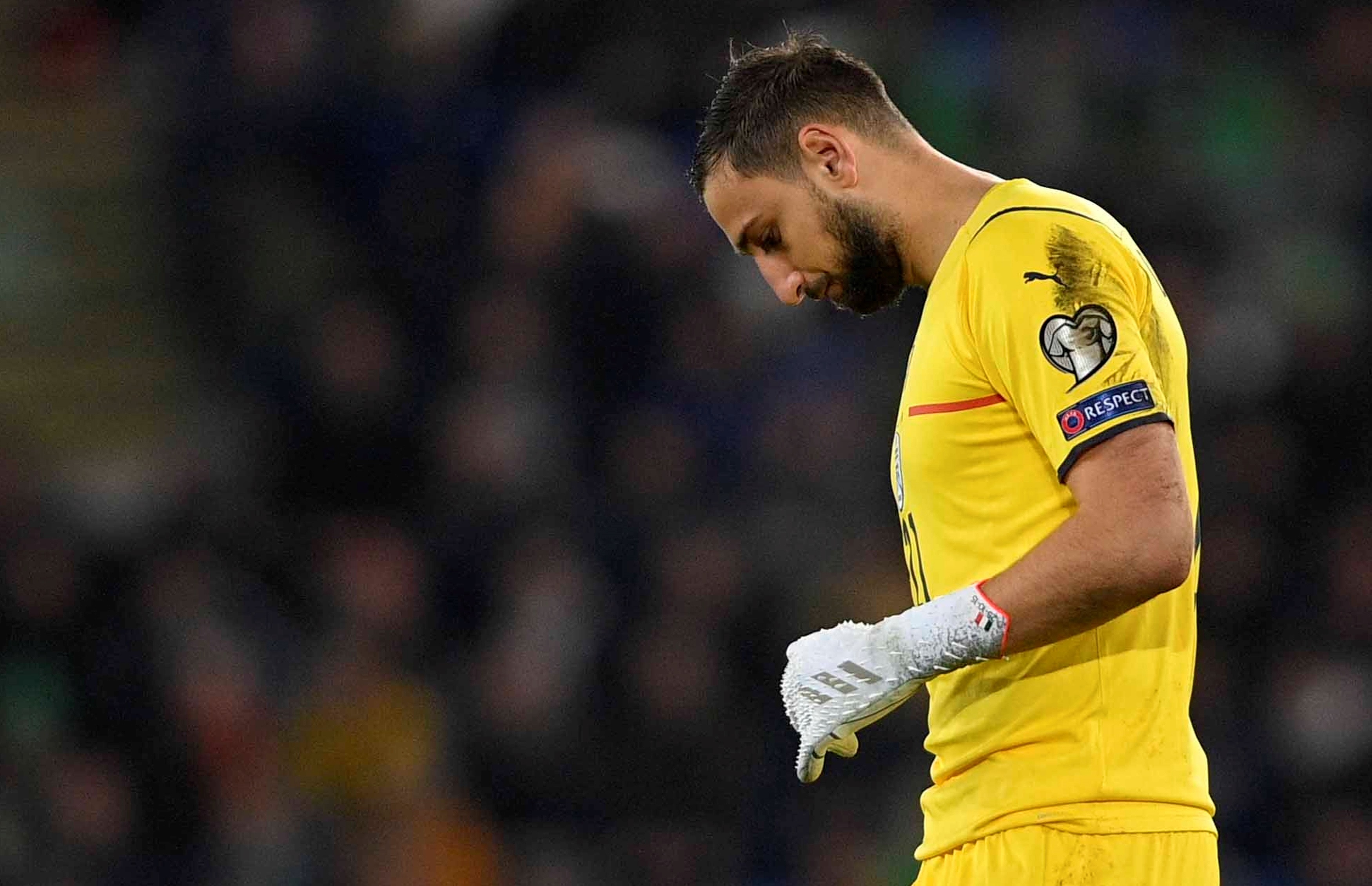 El guardameta de Italia, Gianluigi Donnarumma, se lamenta luego de haber empatado ante Irlanda del Norte. Suiza ganó y esto les costará jugar un repechaje para asistir al Mundial de Qatar 2022. Foto Prensa Libre: EFE.