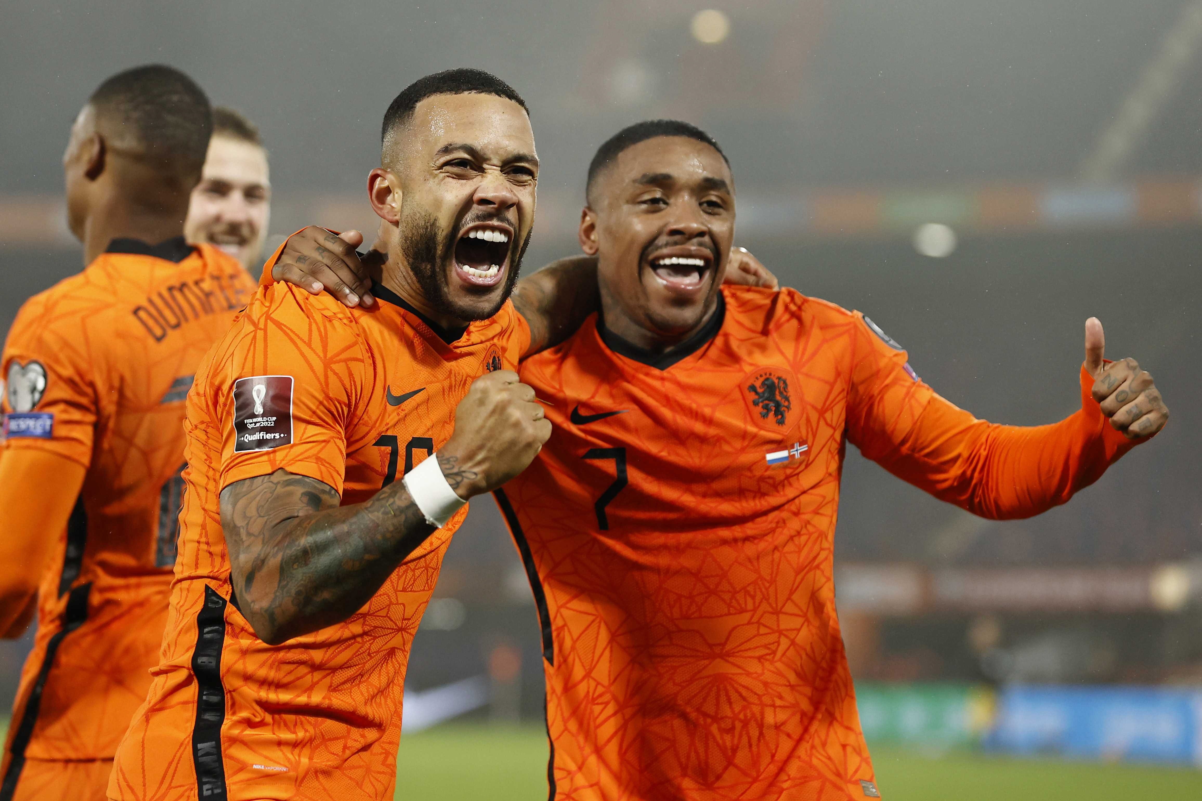 Memphis Depay (I) de Holanda celebra con su compañero Steven Bergwijn después de marcar el 2-0 final producto de un gran contragolpe. Foto Prensa Libre: EFE. 