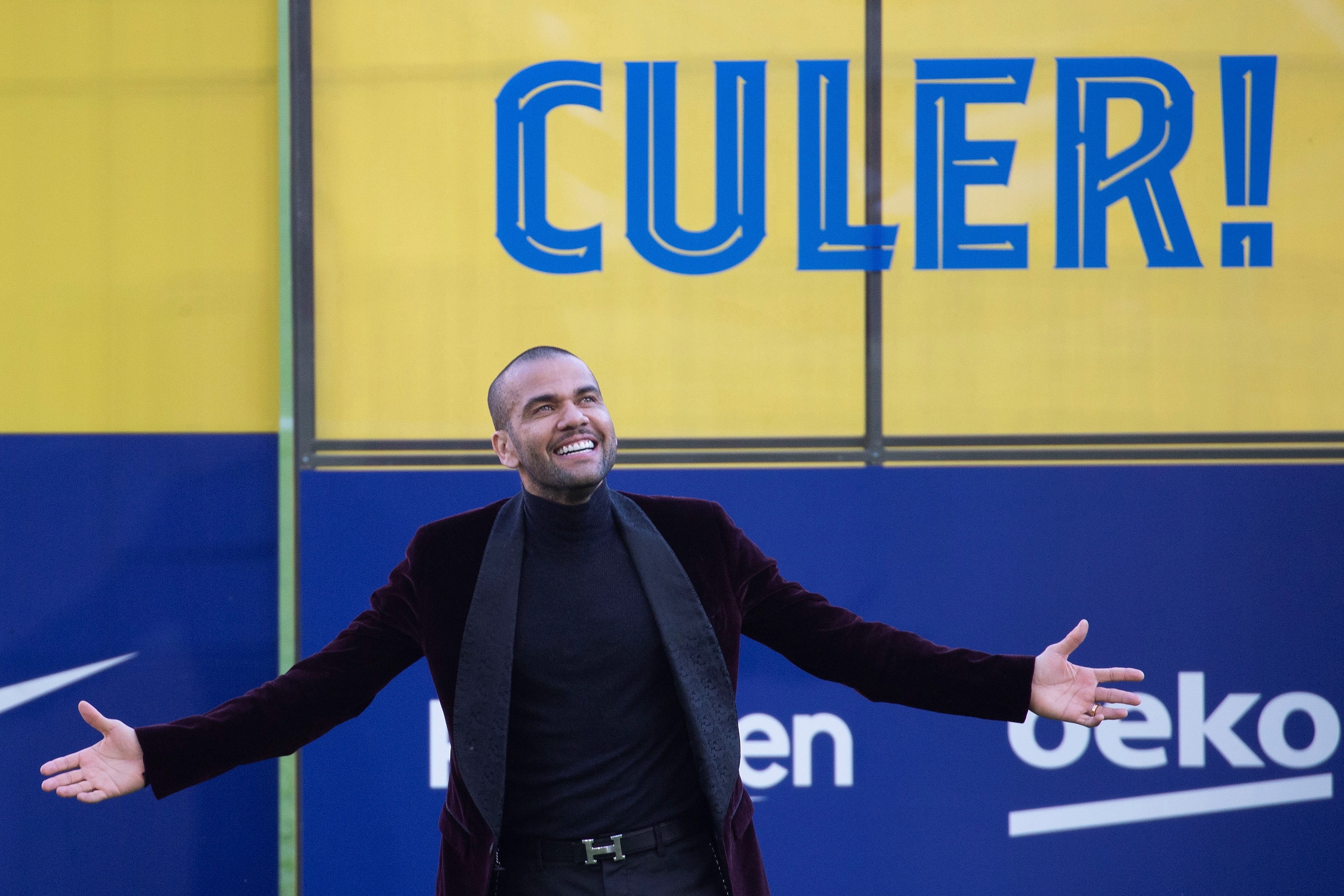 El lateral derecho brasileño, Dani Alves, durante su presentación como nuevo jugador del FC Barcelona este miércoles en el Camp Nou. Foto Prensa Libre: EFE