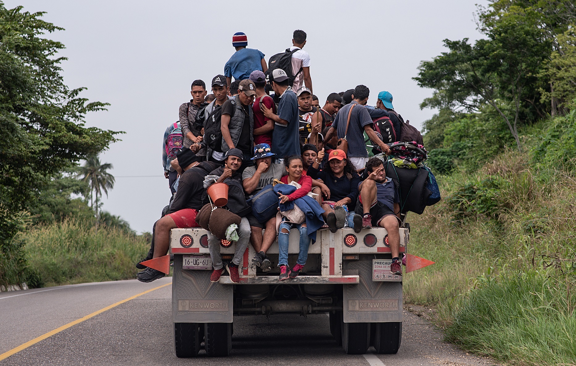 Migrantes centroamericanos viajan en camiones durante su caravana hacia el norte de México, a su paso por el municipio de Jesús Carranza, en el estado de Veracruz. (Foto Prensa Libre: EFE)