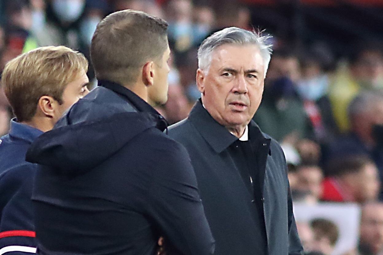 El entrenador del Granada Robert Moreno, que recibió tarjeta roja por protestar, y el entrenador Real Madrid Carlo Ancelotti, durante el partido de la jornada 14 de LaLiga disputado este domingo. (Foto Prensa Libre: EFE)