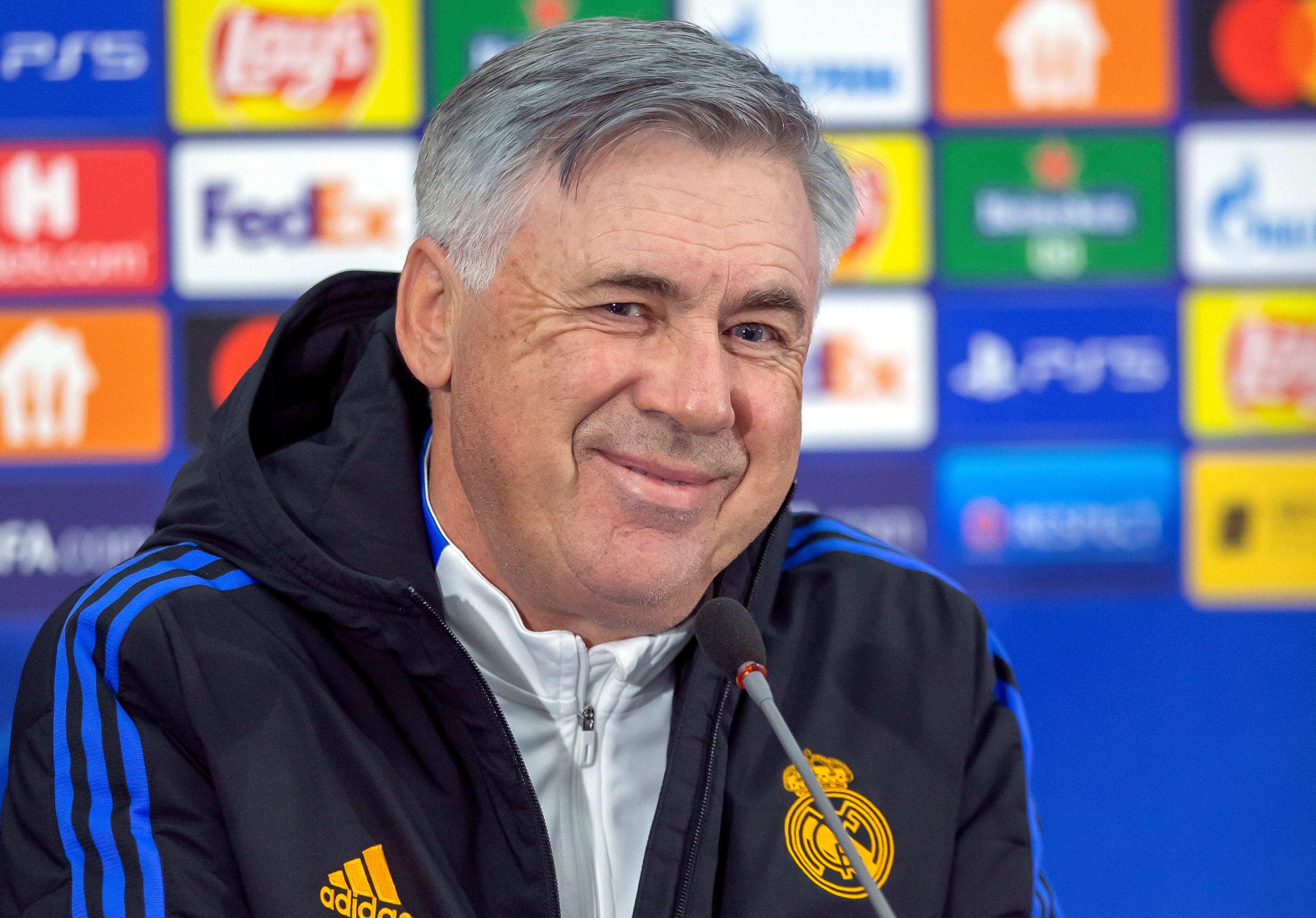 El entrenador del Real Madrid, Carlo Ancelotti en rueda de prensa antes de enfrentar al Sheriff moldavo por la Champions League. (Foto Prensa Libre: EFE)