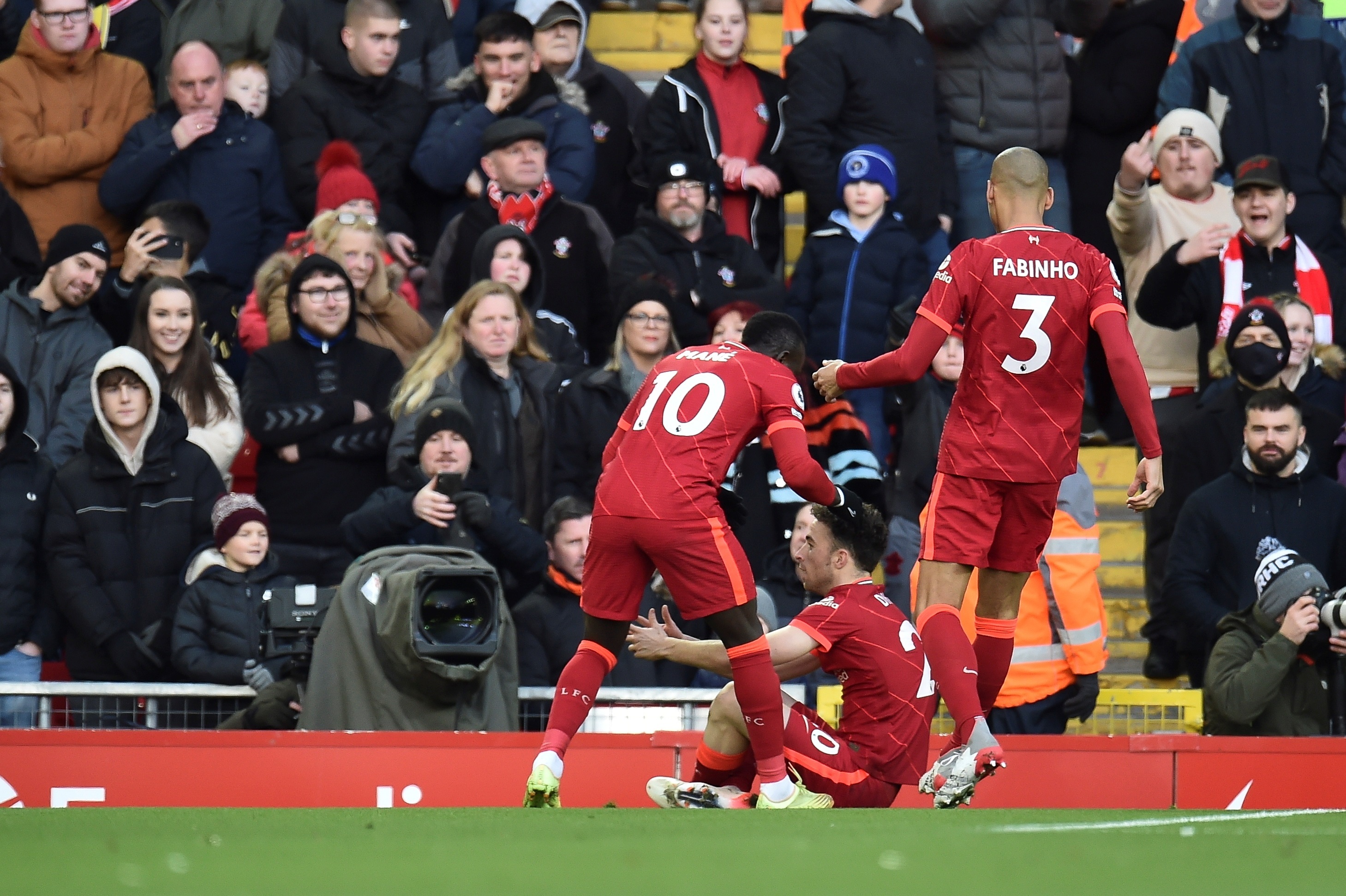 El jugador del Liverpool Diogo Jota (C) celebra el 1-0 lead ante el Southampton FC. (Foto Prensa Libre: EFE)