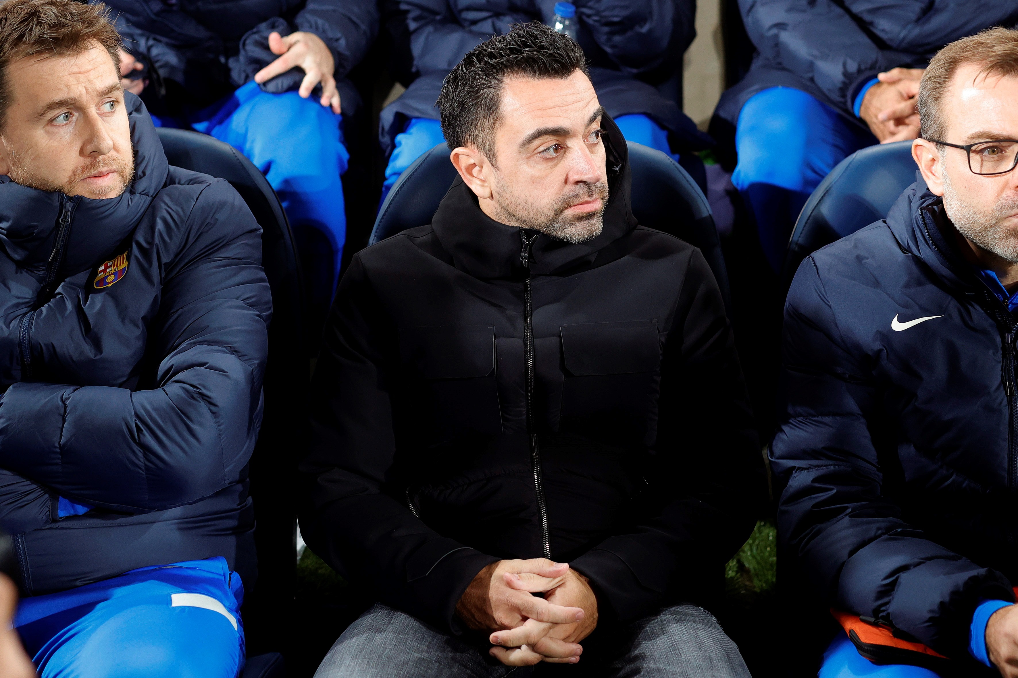 El técnico del FC Barcelona, Xavi Hernández, durante el encuentro correspondiente a la decimoquinta jornada de primera división que disputaron contra el Villarreal. (Foto Prensa Libre: EFE)