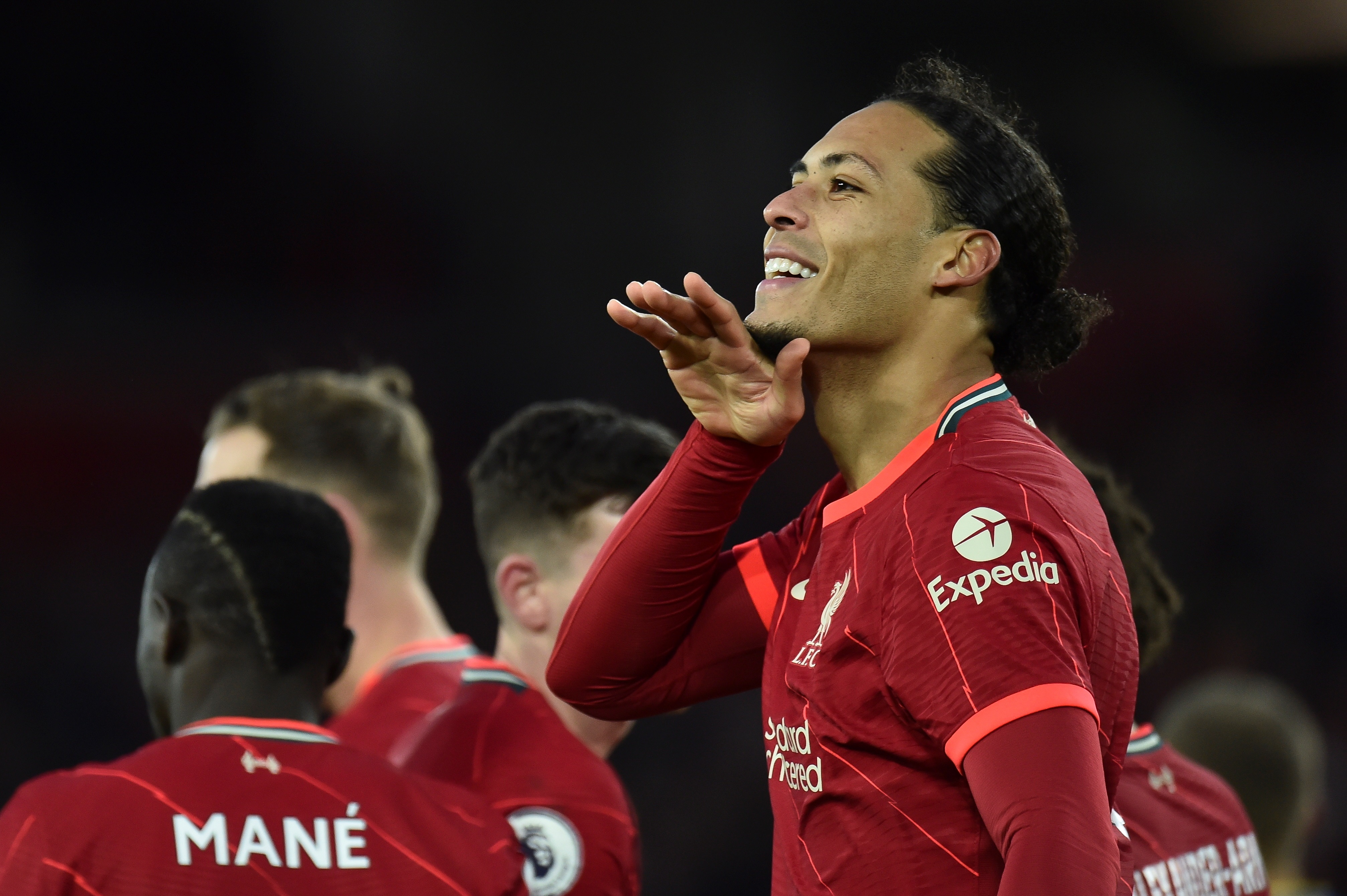 El jugador del Liverpool Virgil van Dijk (d) celebra el 4-0 al Southampton FC.(Foto Prensa Libre: EFE)