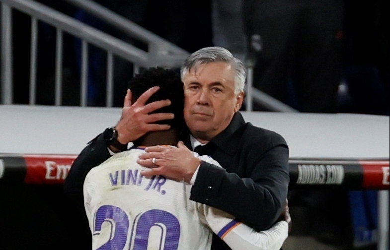 El delantero brasileño del Real Madrid, Vinicius Jr., celebra con el técnico italiano del equipo blanco, Carlo Ancelotti, el segundo gol del equipo madridista al Sevilla en el estadio Santiago Bernabéu. (Foto Prensa Libre: EFE)