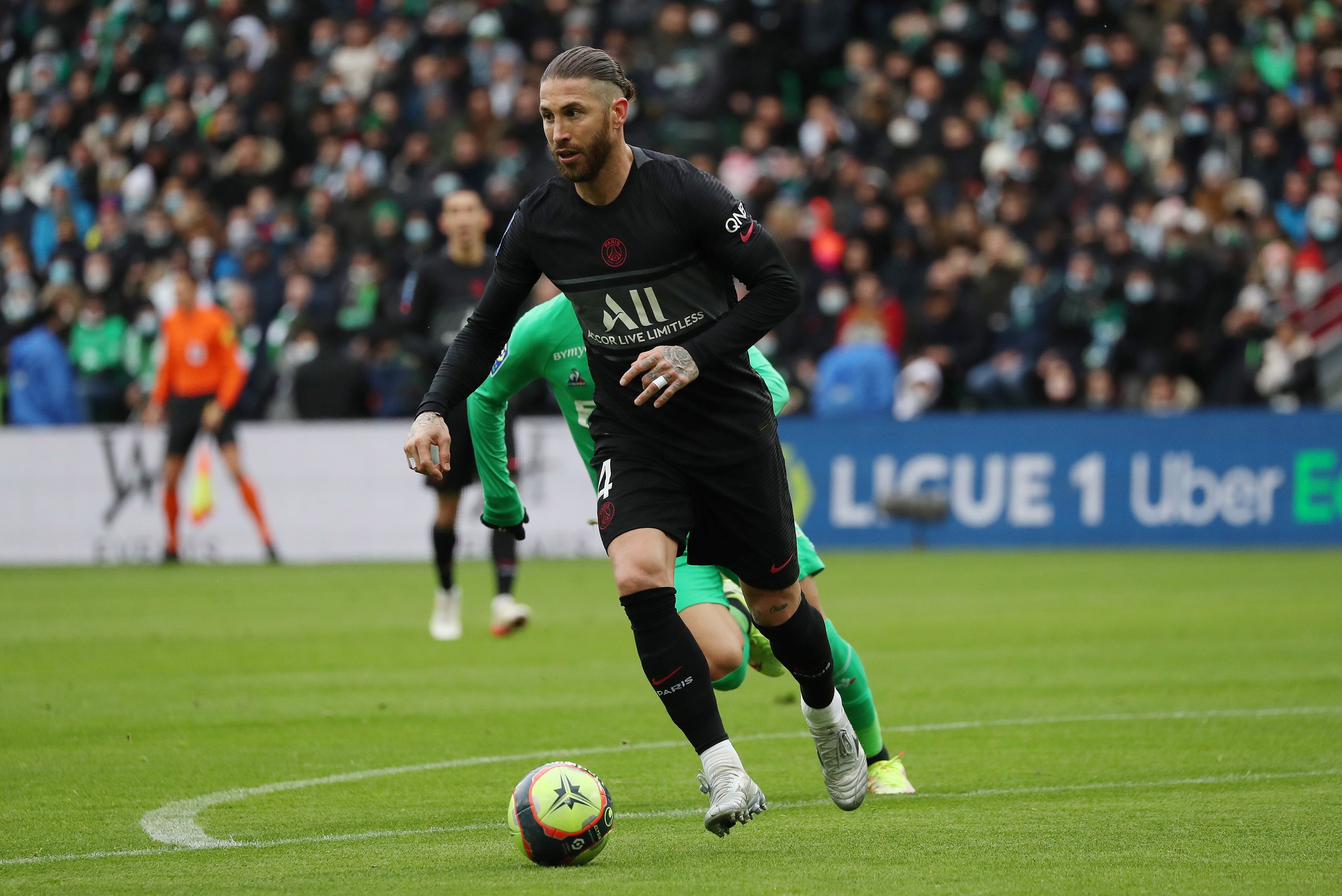 El defensa español del Paris Saint-Germain Sergio Ramos, en acción durante su primer partido de Liga entre el AS Saint-Etienne y Paris Saint-Germain. Foto Prensa Libre: EFE.