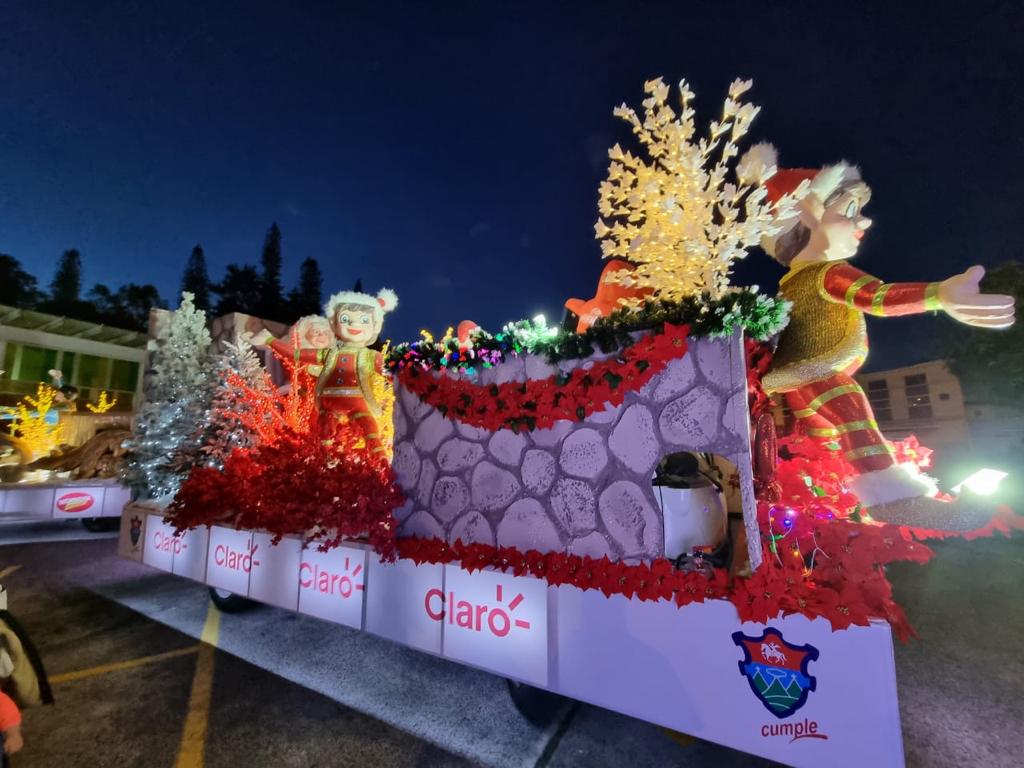 Carrozas navideñas recorren el Paseo de la Sexta, en la zona 1 capitalina. (Foto Prensa Libre: Cortesía)