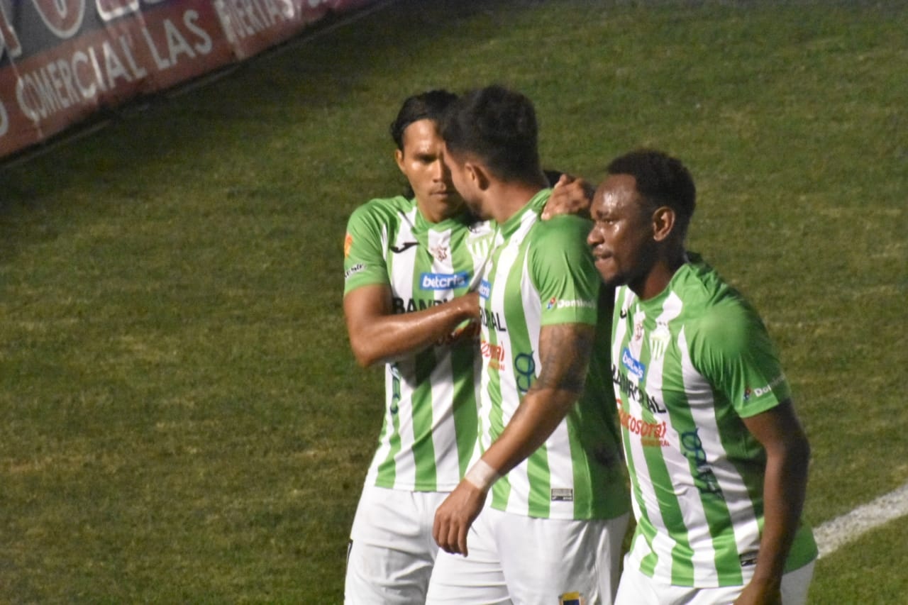 Los jugadores de Antigua GFC celebrando el primer tanto del partido ante Malacateco. (Foto Prensa Libre; Liga Nacional Facebook)