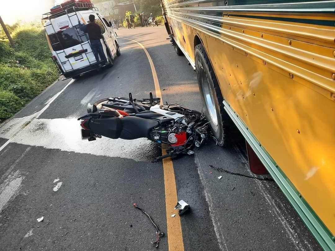 Un motorista de 23 años perdió la vida en un aparatoso accidente vial en San Lucas Tolimán, Sololá. (Foto Prensa Libre: San Lucas Tolimán/Facebook)