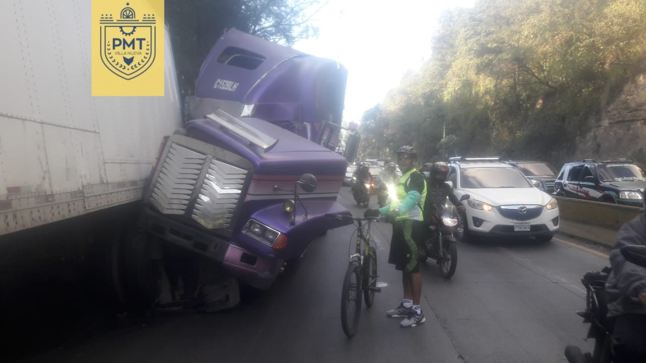 Reportan varios kilómetros de tráfico debido al choque de dos tráileres en el descenso de Villa Lobos, kilómetro 13. (Foto Prensa Libre: PMT/Villa Nueva) 