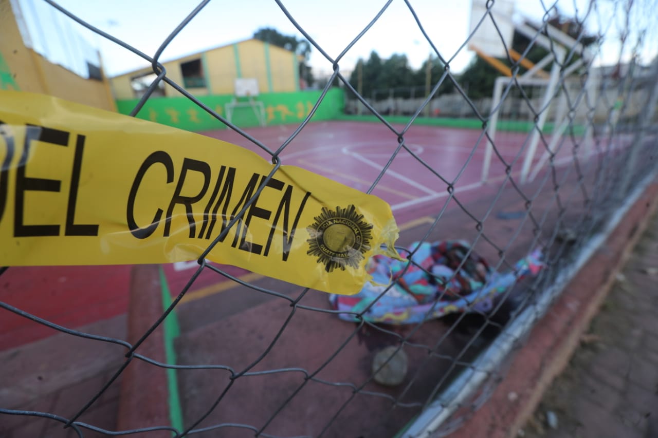 Una pareja de esposos que veía jugar futbol a su hijo fue ultimada en una cancha polideportiva de la zona 10 de San Miguel Petapa. (Foto Prensa Libre: Érick Ávila)