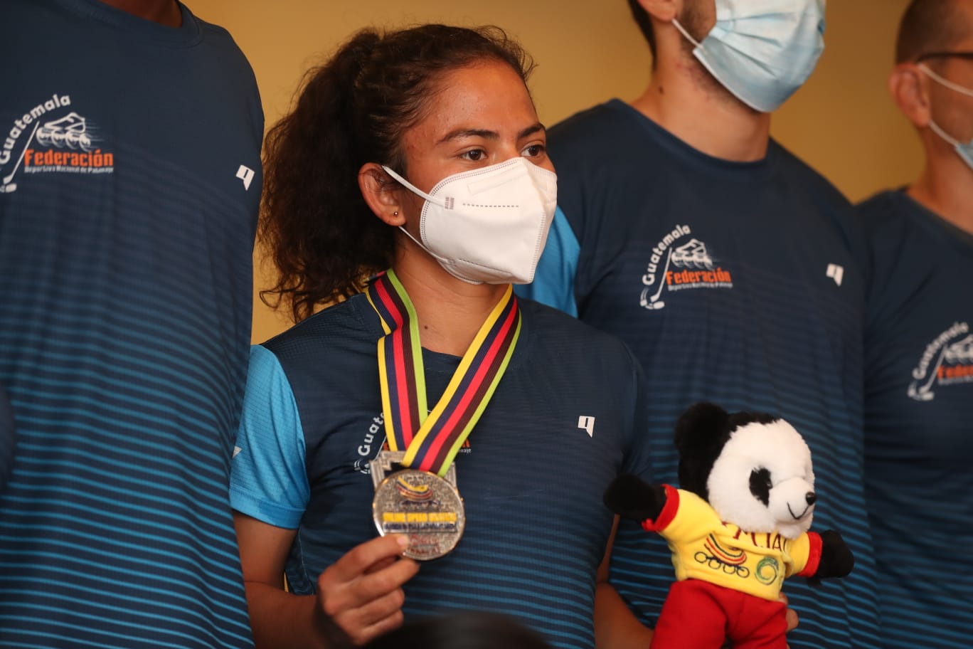 Orgullosa muestra la medalla de plata que ganó el Colombia la patinadora Rubí Rivera. El dos días regresará a aquella nación para hacer un campamento antes de competir en lo I Juegos Panamericanos Junior. Foto Juan Diego González. 