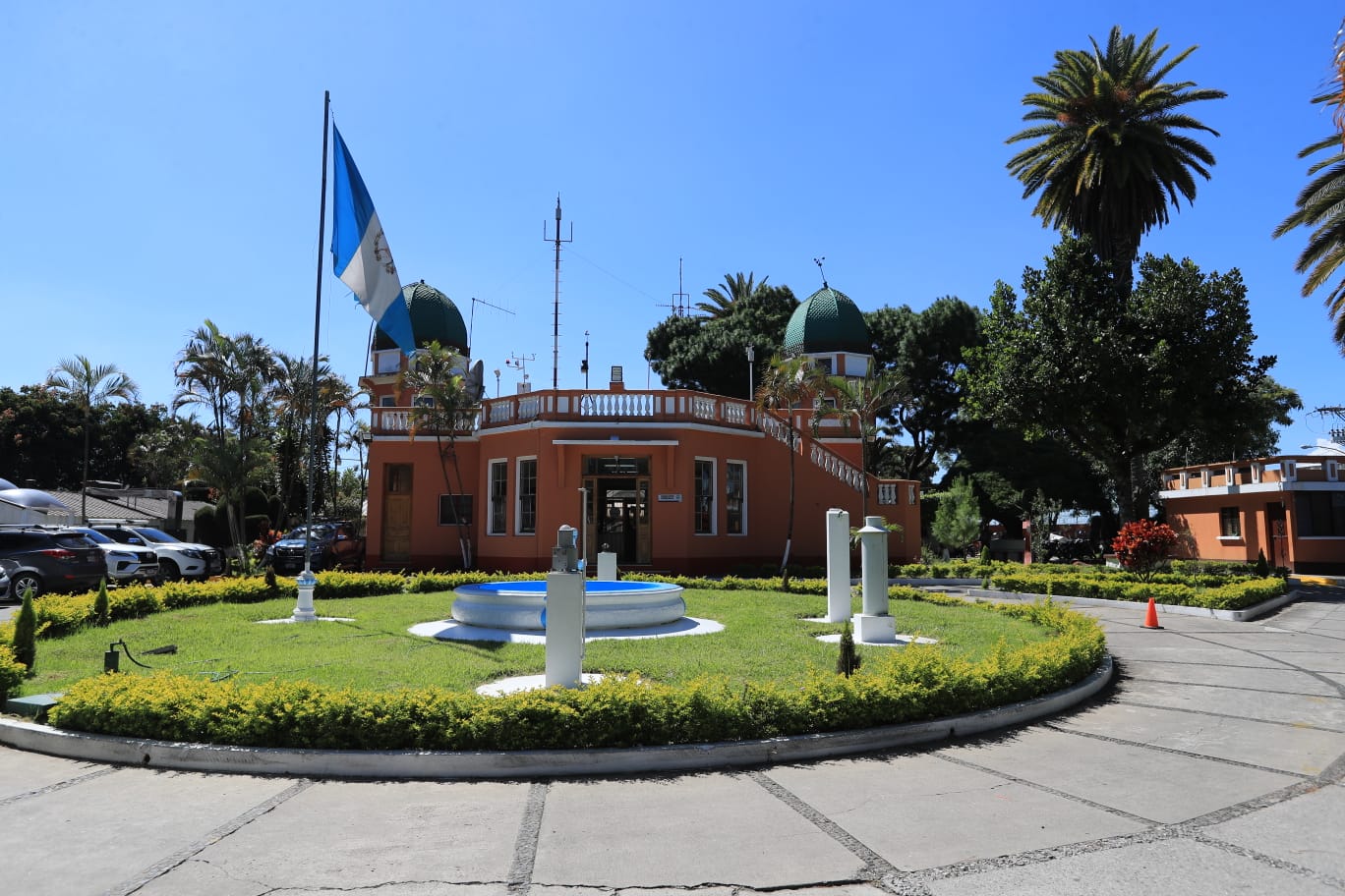 En las oficinas centrales del INSIVUMEH el personal técnico comenta que la ausencia de personal de dirección general no afecta sus funciones. (Foto Prensa Libre: Byron García)